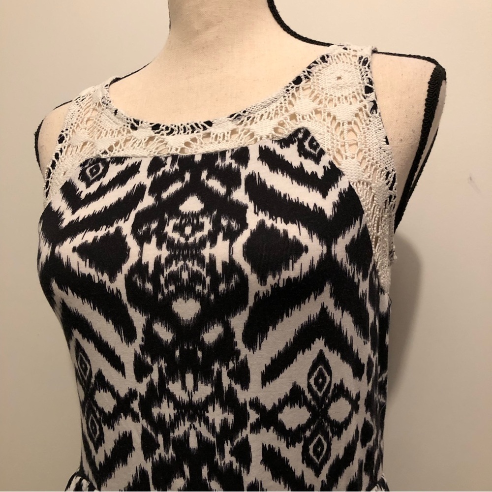 Xhilaration black and white lace dress zip back geo pattern SZ M EUC